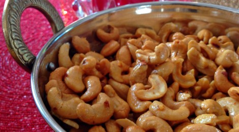 Need a last minute gift idea for the holidays? Make homemade Sweet & Spicy Glazed Cashews