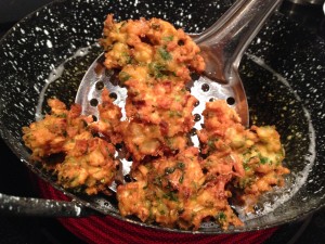 Removing pakoras from oil