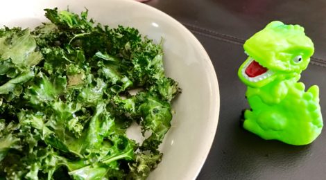 Introducing hot & spicy food to kids: baked kale chips with sea salt and cayenne